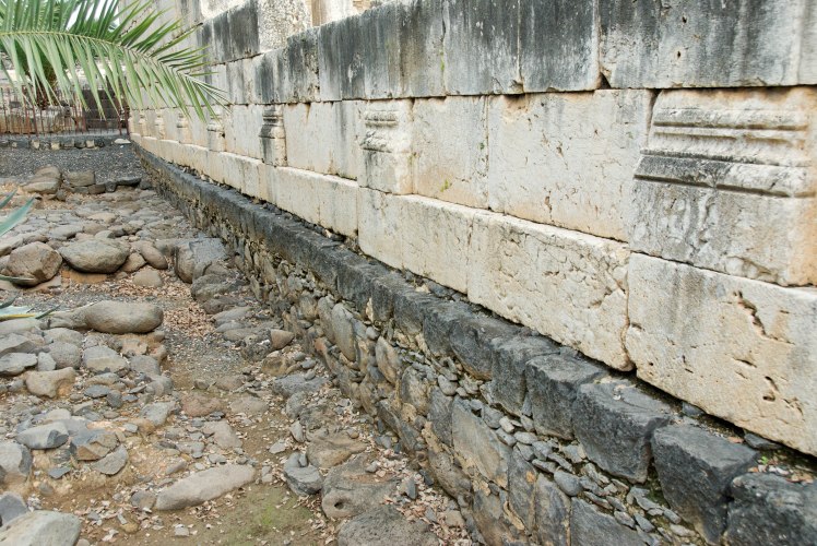 capernaum-synagogue-1st-century-wall-tb011410481